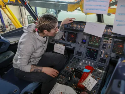 Rosana med natančnim pregledom pilotske kabine potni&scaron;kega letala