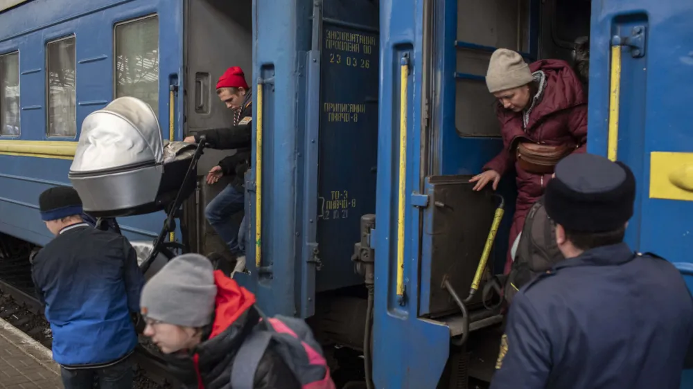Ukrajinski begunci bodo 4. marca dobili nove izkaznice za &scaron;e eno leto. Politika medtem zanje i&scaron;če bolj vzdržne re&scaron;itve. Fotografija prikazuje begunce ob začetku vojne v Ukrajini.