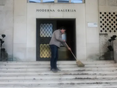 - 07.10.2022 - Či&scaron;čenje vhoda pred Moderno galerijo. Moderna galerija. //FOTO: Bojan Velikonja