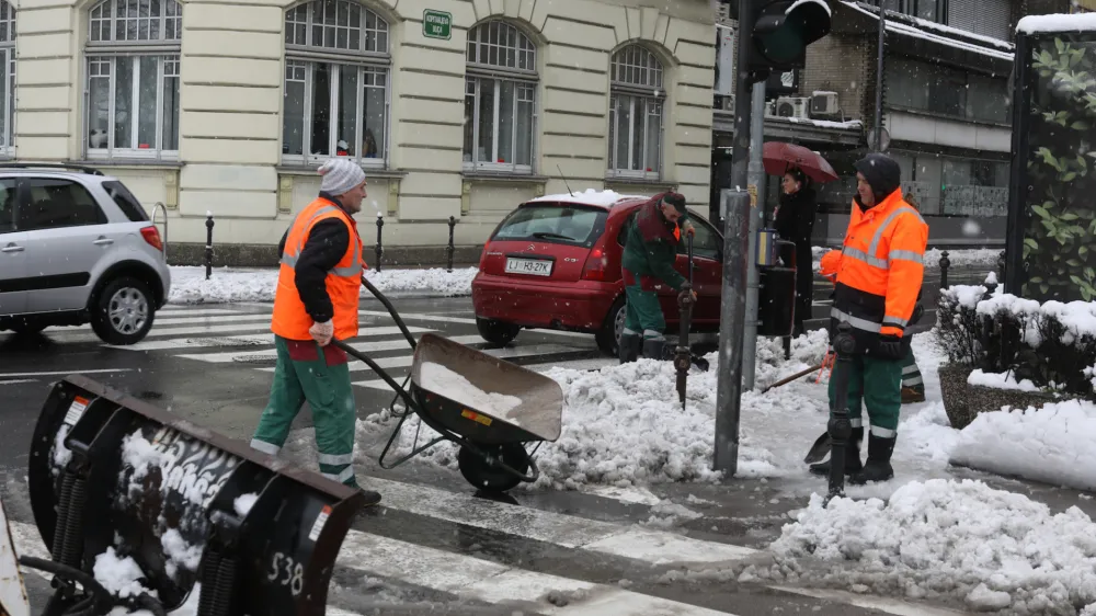 - Kopitarjeva ulica - či&scaron;čenje pločnika - kidanje<br><br>- 16.01.2023 &ndash; Obilno sneženje v Ljubljani &ndash; sneg povzročil težave v prometu -<br><br>&nbsp;<br><br>//FOTO:<br><br>Bojan Velikonja