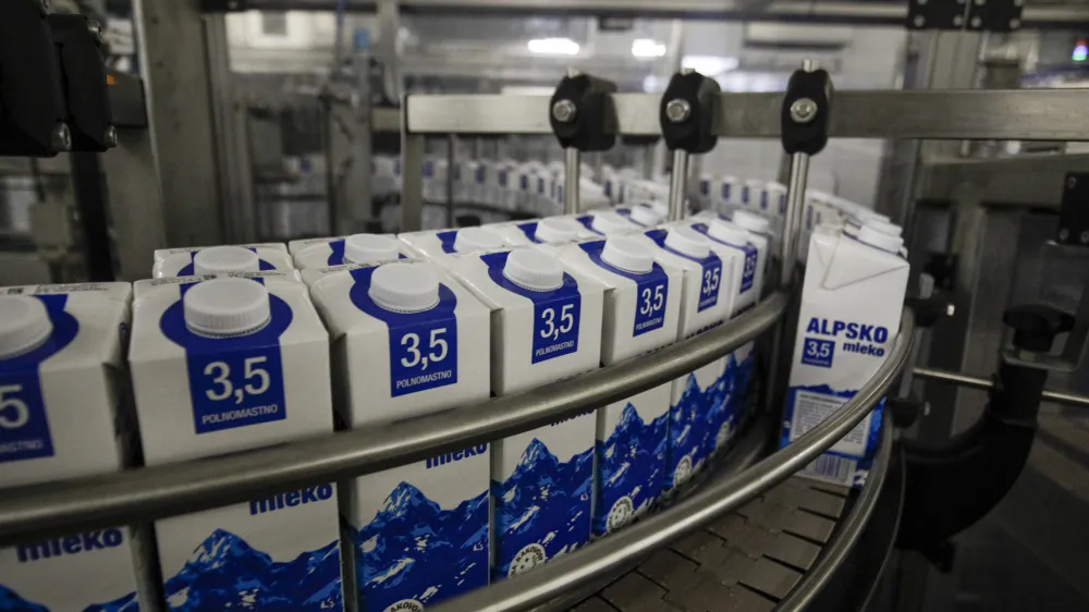 - proizvodnja &ndash; mlečni izdelki &ndash; mleko<br><br><br>- 03.07.2020 - Ljubljanske mlekarne, prehransko podjetje &ndash; mlekarna - mlekarska industrija, d.d. Tolstojeva 63, <br><br><br>//FOTO: Matjaž Ru&scaron;t