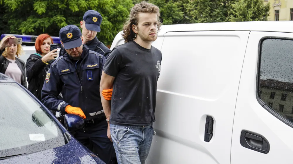 Peter Gaspeti, osumljeni trojnega umora pripeljali pred preiskovalnega sodnika - 15.6.2020 - Trojni umor v vasi &Scaron;kocjan pri Domžalah - 24-letnik je z nožem zabodel babico, dedka in strica nakar se je na kraju tudi predal policistom - družinska tragedija //FOTO: Matjaž Ru&scaron;t