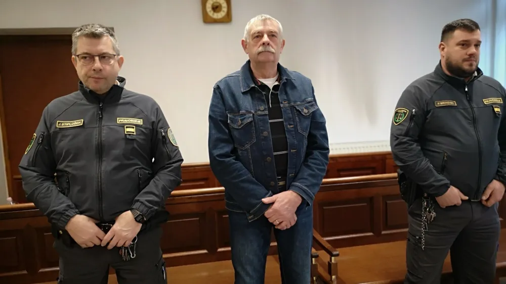 Branko Krklec je na včeraj&scaron;nji obravnavi sodnemu izvr&scaron;itelju Milanu Klementu izrekel sožalje. Ubil je njegovo&nbsp;sestro in sina.