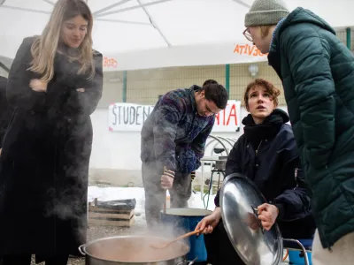 - brezplačno razdeljevanje hrane &scaron;tudentom &ndash; &scaron;tudentska prehrana - 18.01.2023 - Filozofska fakulteta v Ljubljani - 1. javna samoorganizirana &scaron;tudentska menza - novinarska konferenca Poslanskega kluba Glas o sistemu &scaron;tudentske prehrane in možnih alternativah trenutnemu sistemu bonov; //FOTO: Bojan Velikonja