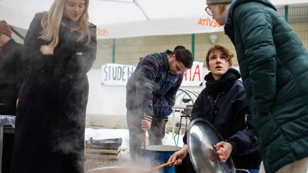 - brezplačno razdeljevanje hrane &scaron;tudentom &ndash; &scaron;tudentska prehrana - 18.01.2023 - Filozofska fakulteta v Ljubljani - 1. javna samoorganizirana &scaron;tudentska menza - novinarska konferenca Poslanskega kluba Glas o sistemu &scaron;tudentske prehrane in možnih alternativah trenutnemu sistemu bonov; //FOTO: Bojan Velikonja