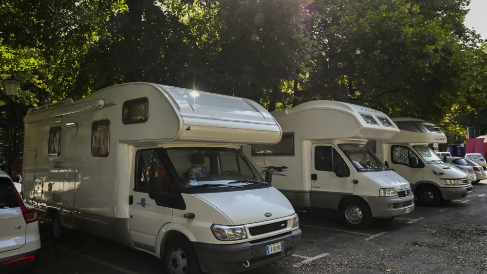 - parkiri&scaron;če Tivoli II - postajali&scaron;če za avtodome PZA- 09.08.2022 - Prenočevanje avtodomarjev v Ljubljani &ndash; postajali&scaron;če za avtodome (PZA) - avtodom - turisti - //FOTO: Nik Erik Neubauer