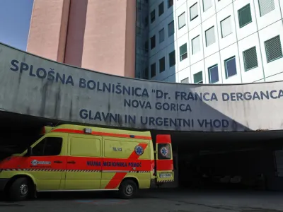 glavni - urgentni blok- re&scaron;evalno vozilo<br><br><br> - Splo&scaron;na bolni&scaron;nica "Dr. Franca Derganca" - Nova Gorica - Ul. Padlih borcev 14, - &Scaron;empeter pri Gorici  //FOTO: Luka Cjuha