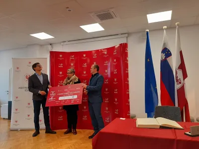 Končno vsoto zbranih sredstev dobrodelne akcije, ki je zna&scaron;ala rekordnih 31.448 evrov, so na MOK predali generalni sekretarki Zveze prijateljev mladine Slovenije Bredi Kra&scaron;na.&nbsp;