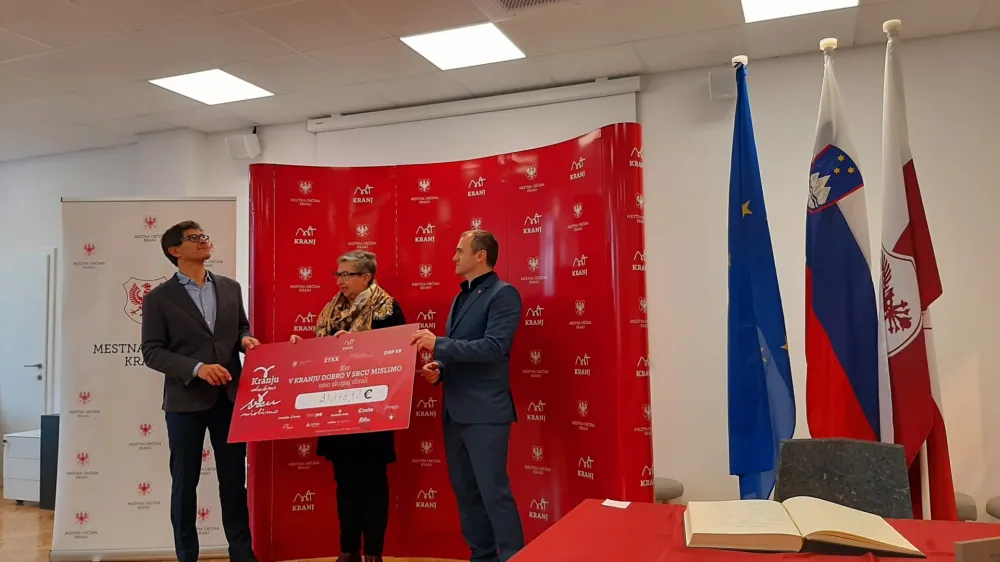 Končno vsoto zbranih sredstev dobrodelne akcije, ki je zna&scaron;ala rekordnih 31.448 evrov, so na MOK predali generalni sekretarki Zveze prijateljev mladine Slovenije Bredi Kra&scaron;na.&nbsp;