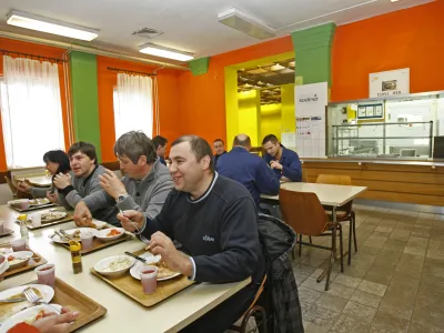 - jedilnica - delavska menza - - 07.01.2015 - Podjetje LIVARNA TITAN, livarna z obdelavo, d.o.o., Kovinarska cesta 28, Kamnik - proizvodnja visokokakovostne bele temprane litine po najnovej&scaron;em tehnolo&scaron;kem postopku v delno avtomatizirani livarni.//FOTO: Tomaž Skale