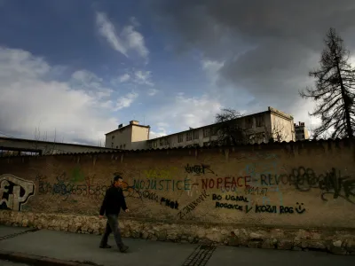 - Socialni center Rog - nekdanja tovarna Rog, Trubarjeva 72, stavba - obzidje - grafiti<br><br><br><br><br>//FOTO: Matej Pov&scaron;e<br>OPOMBA: ZA OBJAVO V PRILOGI &ndash; DNEVNIKOV OBJEKTIV - REPORTAŽA