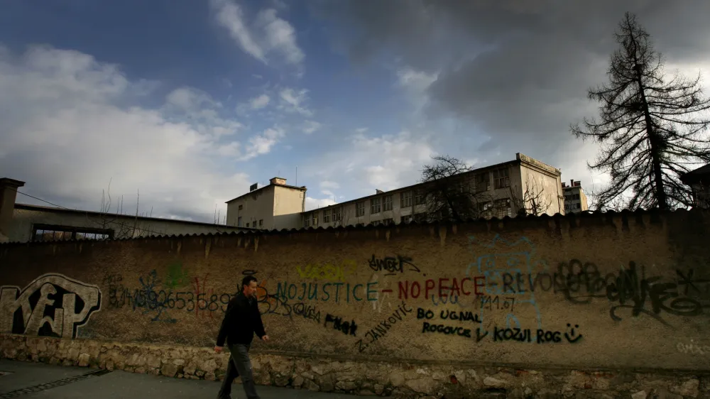 - Socialni center Rog - nekdanja tovarna Rog, Trubarjeva 72, stavba - obzidje - grafiti<br><br><br><br><br>//FOTO: Matej Pov&scaron;e<br>OPOMBA: ZA OBJAVO V PRILOGI &ndash; DNEVNIKOV OBJEKTIV - REPORTAŽA