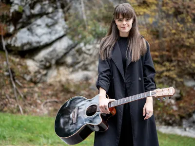 Kantavtorica Ditka med snemanjem videospota Na&scaron;a pesem, ki bo premiero doživel jutri v CUK Kino &Scaron;i&scaron;ka.&nbsp;