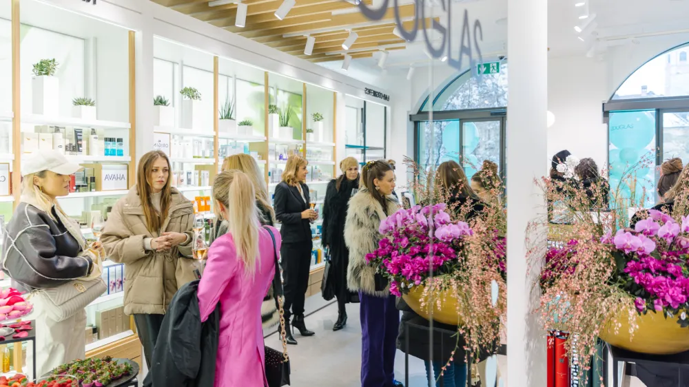 Predstavitev nove parfumerije v sredi&scaron;ču mesta je pritegnila pozornost radovednih kupcev. F Douglas