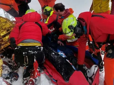 Na Ur&scaron;lji gori se je včeraj turnemu smučarju med spustom sprožil snežni plaz in ga odnesel okoli 400 metrov po pobočju. 