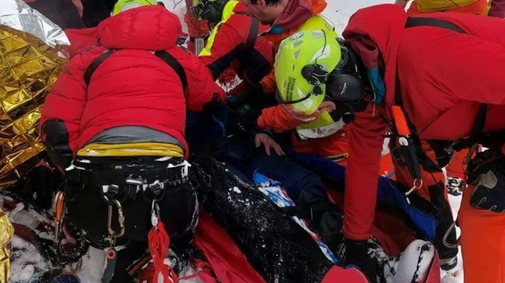 Na Ur&scaron;lji gori se je včeraj turnemu smučarju med spustom sprožil snežni plaz in ga odnesel okoli 400 metrov po pobočju. 