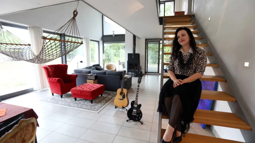 pevka Tinkara Kovač iz vasi Lokev na Krasu<br><br><br>- 26.07.2022 &ndash; KRAS &ndash; Kra&scaron;evci - reportaža o življenju na Krasu - kamnita pokrajina, ki se razteza med Trža&scaron;kim zalivom in Vipavsko dolino ter med So&scaron;ko dolino in Brkini &ndash; <br><br>//FOTO: Tomaž Skale<br>OPOMBA &ndash; REPORTAŽA ZA OBJEKTIV 2022 - <br>