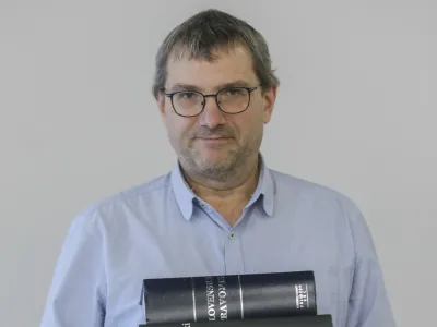 - 25.11.2022 &ndash; dr. Simon Krek, jezikoslovec &ndash; vodja Centra za jezikovne vire in tehnologije Univerze v Ljubljani, dnevnikov kolumnist //FOTO: Jaka Gasar