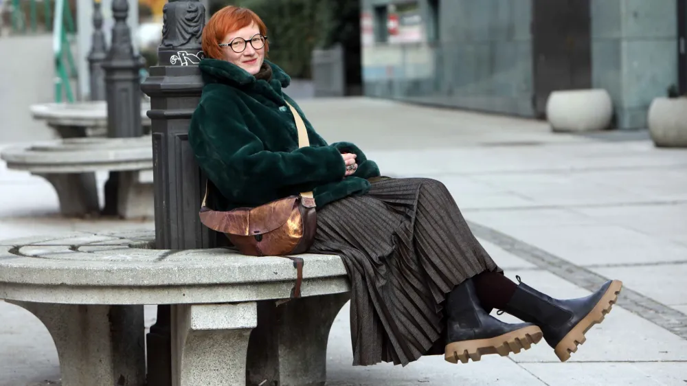 Pisateljica in prevajalka Agata Tomažič je kriminalni roman Čmrljev žleb, ki je iz&scaron;el pri založbi Goga, postavila v izmi&scaron;ljeno podalpsko vasico Strmčnik.