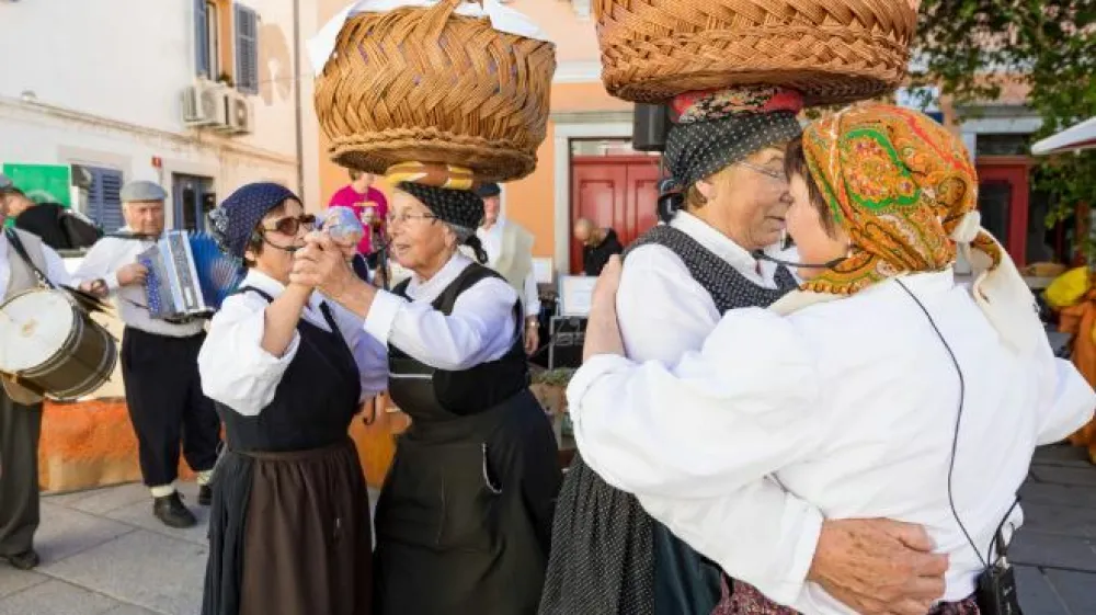 &Scaron;avrinke med plesom. Marija Knez je druga z leve.
