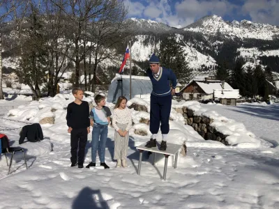 Včeraj so v Mojstrani premierno odigrali predstavo o znamenitem skakalcu Janezu Poldi.