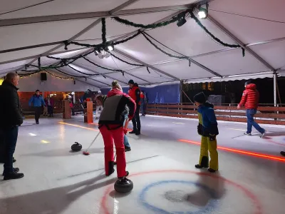 Na pokritem drsali&scaron;ču Ledena pravljica se je ob spoznavanju curlinga zabavalo sedem me&scaron;anih ekip, ki so dokazale, da slabo vreme s padavinami in starost nista ovira za zimsko rekreacijo na svežem zraku.