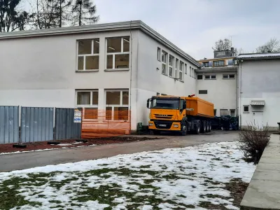 Izbrani izvajalec bo vsa naročena dela za Osnovno &scaron;olo Savsko naselje moral opraviti do 1. septembra letos, tako da bi učenci novo &scaron;olsko leto lahko začeli v matični &scaron;oli in ne na nadomestnih lokacijah.&nbsp;&nbsp;Foto: Luka Cjuha