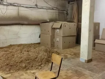 Ilegalna tovarna tobaka v Franciji je bila razdeljena na tri dele. V prvem so proizvajali cigarete.&nbsp;