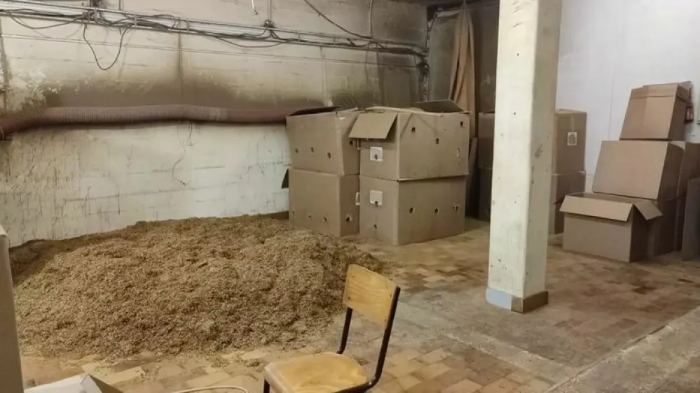 Ilegalna tovarna tobaka v Franciji je bila razdeljena na tri dele. V prvem so proizvajali cigarete.&nbsp;