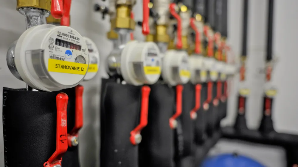 Vlada je najvi&scaron;jo dovoljeno tarifno postavko za variabilni del cene toplote določila pri 98,70 evra za megavatno uro (brez DDV). Uredba tudi onemogoča prelivanje stro&scaron;kov na druge tarife. Foto: Tomaž Zajel&scaron;nik&nbsp;