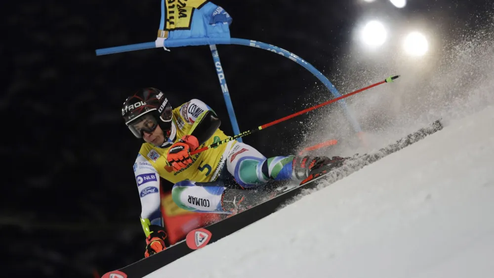 Žan Kranjec se s &scaron;estim mestom na &scaron;estem veleslalomu v tej sezoni, sploh drugem v zgodovini pod žarometi, prvič ni uvrstil med najbolj&scaron;o peterico. Foto: Reuters