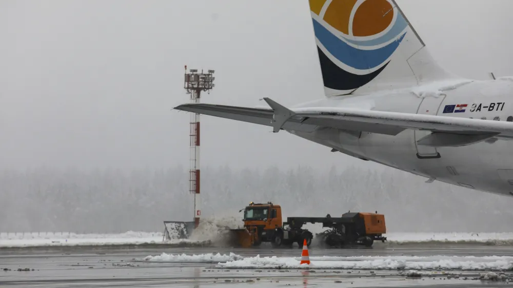 Država bo iz proračuna v naslednjih treh letih izplačala slabih 17 milijonov evrov subvencij letalskim prevoznikom, ki bodo vzpostavili nove povezave s Slovenijo.&nbsp;