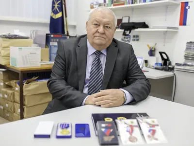dr. Tomaž Čas, predsednik združenja ZPVD Sever<br><br>- spominsko odlikovanje veteranov vojne za Slovenijo &ndash; medalja za vojne veterane ob 30. obletnici samostojnosti<br> <br>- 11.10.2022 &ndash; Zveza policijskih veteranskih dru&scaron;tev ZVPD Sever, &Scaron;tefanova ulica 2 v Ljubljani<br> <br>//FOTO: Jaka Gasar
