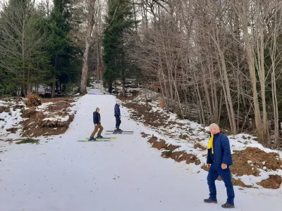 Potem ko je podbre&scaron;ka skakalnica zaradi pomanjkanja snega in dotrajanosti 20 let samevala, bo jutri vnovič prizori&scaron;če tekmovanja v smučarskih skokih z alpskimi smučmi.