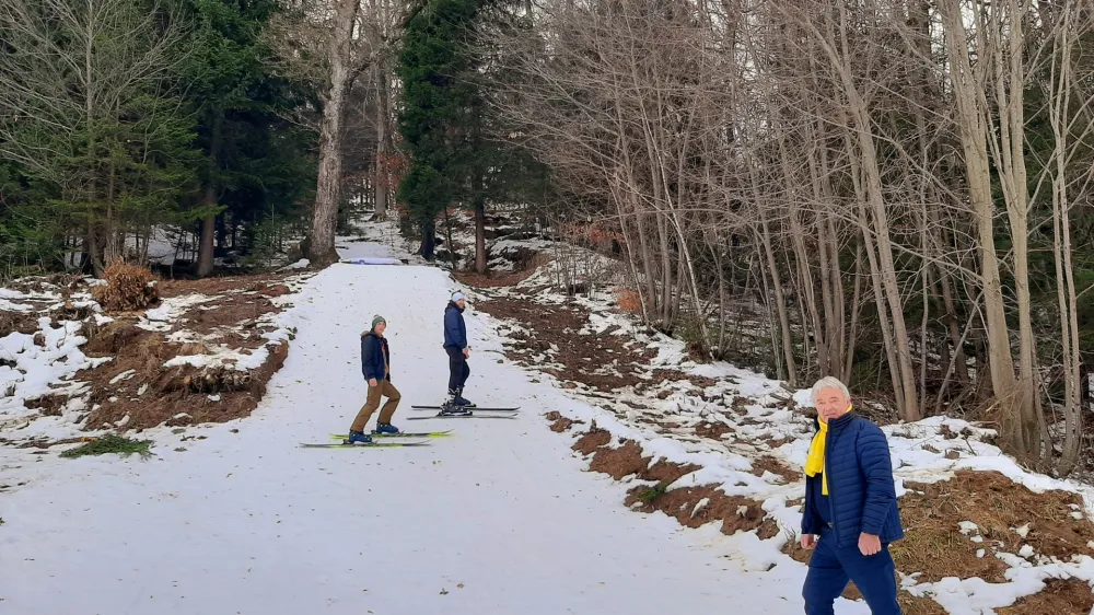 Potem ko je podbre&scaron;ka skakalnica zaradi pomanjkanja snega in dotrajanosti 20 let samevala, bo jutri vnovič prizori&scaron;če tekmovanja v smučarskih skokih z alpskimi smučmi.