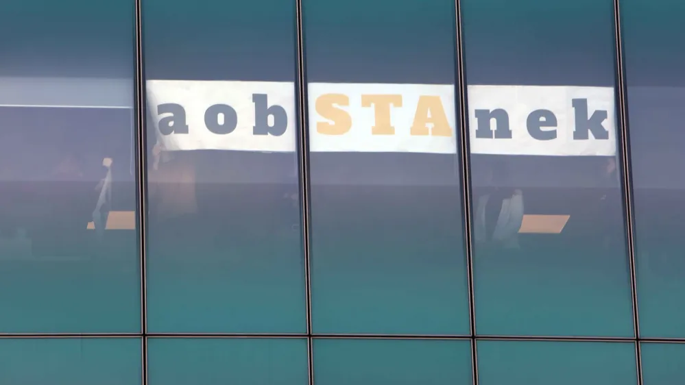 - zaposleni na stavbi STA odstranili napis - zaobSTAnek -<br><br>- 27.01.2023 - Slovenska tiskovna agencija (STA) - odstranitev napisa zaobSTAnek, enega od dveh gesel boja za stabilno financiranje STA, z oken prostorov STA, ki so ga zaposleni umaknili po podpisu pogodbe o financiranju javne službe za letos, Tivolska cesta 48 v Ljubljani<br><br>//FOTO: Tomaž Skale<br>