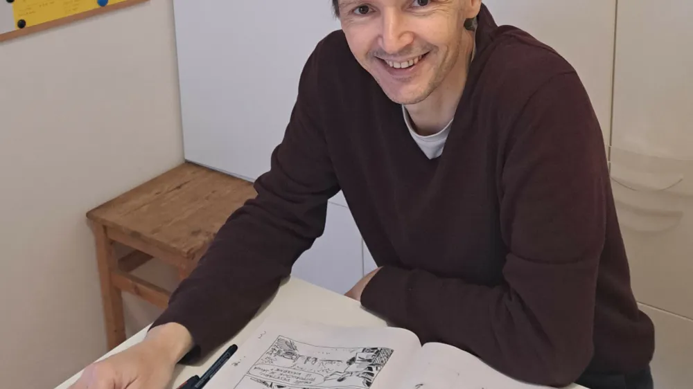 Goran Duplančić, hrva&scaron;ki stripar in avtor risoromana Vojna, sicer pa doktor fizike na In&scaron;titutu Ruđerja Bo&scaron;kovića v Zagrebu. V stripu poda svojo izku&scaron;njo vojaka v ljubljanski kasarni ob osamosvojitvi Slovenije.&nbsp;