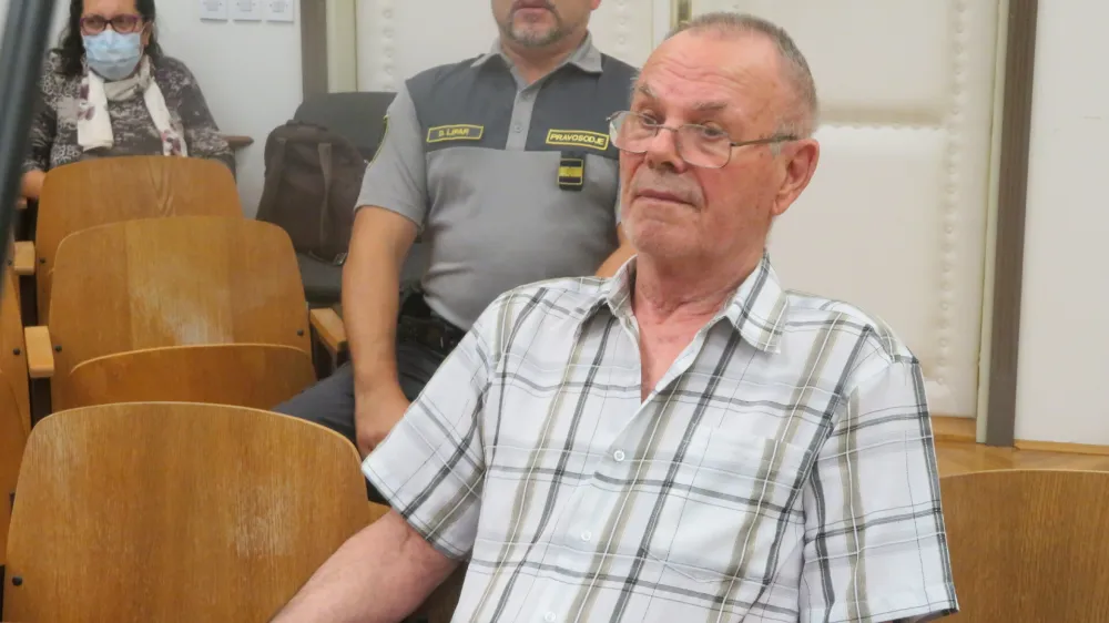 "Zdaj bom pač plačal za to, kar sem storil. Seveda je petnajst let veliko, a tudi če bi bilo deset, ne vem, če bi doživel," je po izreku sodbe dejal Franc &Scaron;terban. F Dragana Stanković