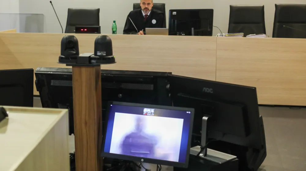 sodnik Tomaž Brom&scaron;e<br><br> Alen Bajc prek video povezave s tožilstvom podpisal sporazum o priznanju krivde<br> <br>- 06.01.2023 &ndash; sojenje primer Kava&scaron;ki klan - nadaljevanje predobravnavnih narokov domnevnim članom slovenskega dela Kava&scaron;kega klana, ta izvira iz Črne gore &ndash; tožilstvo očita, da naj bi vsaj od decembra 2018 do maja 2021 na območju več držav v okviru hierarhično organizirane kriminalne združbe na veliko trgovali z drogo.<br> <br>//FOTO: Bojan Velikonja<br> 