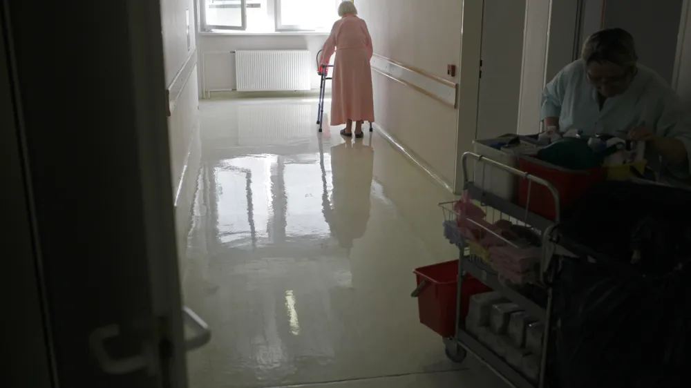 - Negovalna bolni&scaron;nica, Vrazov trg 1 - negovalni oddelek za bolnike, ki potrebujejo podalj&scaron;anje neakutnega zdravljenja iz oddelkov UKC//FOTO: Jaka Gasar