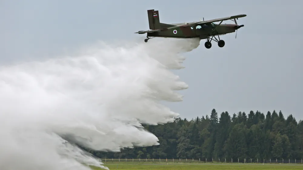 - prikaz ga&scaron;enje požara - večnamensko transportno voja&scaron;ko letalo Pilatus PC-6- 10.08.2017 &ndash; Letalska baza Brnik - Slovenska vojska (SV) - dežurna helikopterska posadka za potrebe re&scaron;evanja v gorah in za izvajanje medbolni&scaron;ničnih prevozov,//FOTO: Bojan Velikonja
