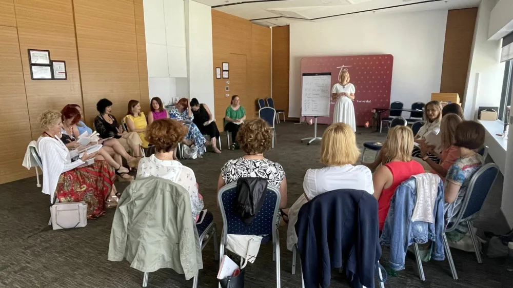 Tanja Skaza in udeleženke prve Akademije Spremembe vredna (Foto: In&scaron;titut Skaza)