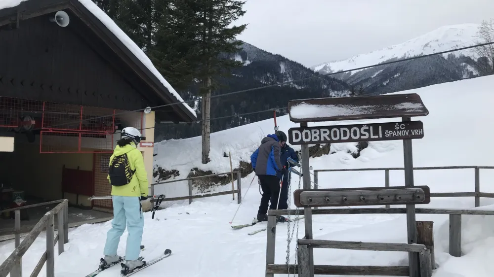 Smuči&scaron;če oziroma sama naprava na &Scaron;panovem vrhu &scaron;e vedno deluje po zaslugi domačinov, ki so leta 2016 sedežnico in smuči&scaron;če odkupili od jeseni&scaron;ke občine.