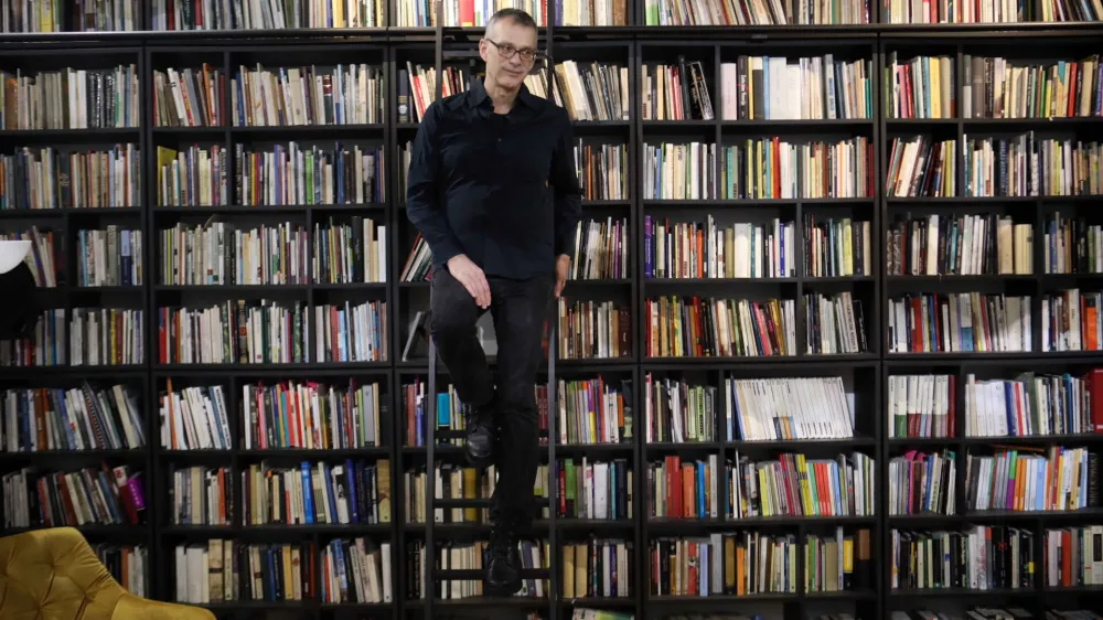 Goran Tomčić, hrva&scaron;ki umetnik, je v Ljubljano za svojo umetni&scaron;ko akcijo prinesel 20.000 cofov. Foto: Tomaž Skale