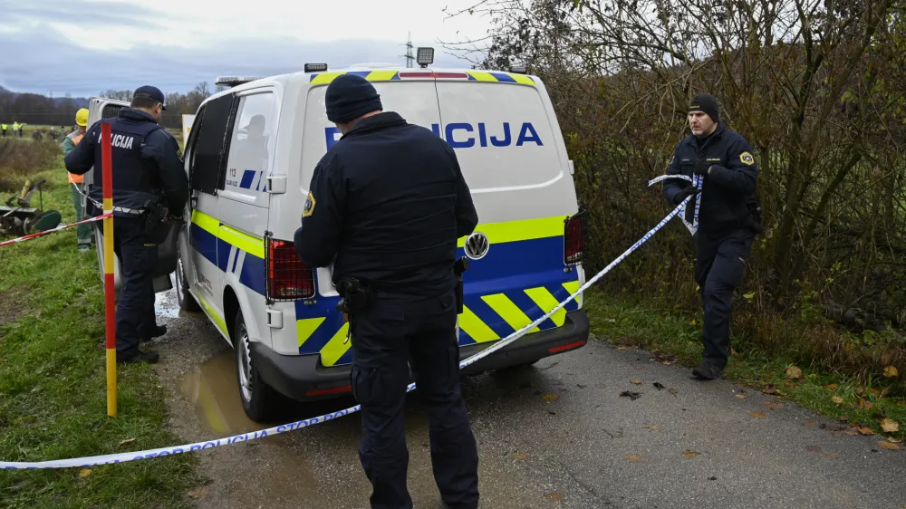 - nadaljevanje del pri Avto &scaron;oli Ježica iz smeri Črnuč (odsek z oznako revizijski ja&scaron;ek 129) - 23.11.2022 &ndash; gradnja - projekt povezovalni kanal C0 na trasi Brod &ndash; Ježica: nadaljevanje del, kjer je bila gradnja od aprila 2020 zaradi onemogočanja dostopa do gradbi&scaron;ča in tudi fizičnega oviranja izvajalca s strani lastnikov sosednjih zemlji&scaron;č na tem območju večkrat prekinjena in nato zaustavljena//FOTO: Nik Erik Neubauer 