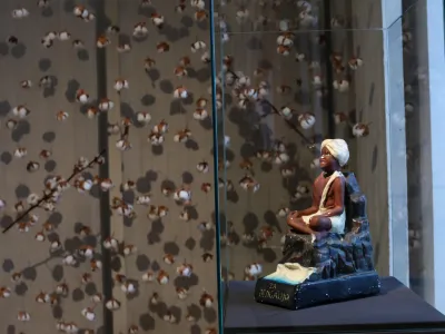 Majhen nabiralnik za prostovoljne prispevke: če si mu pod ritko vtaknil kovanec, ti je v zahvalo pokimal.&nbsp;