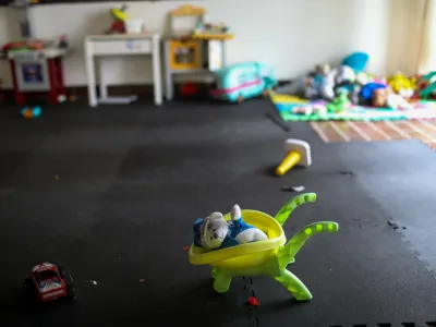 simbolična fotografija, otro&scaron;ke igrače, otro&scaron;tvo, otroci, zloraba otrok.- 14.12.2022 &ndash; Ankaran - Nastanitveni center za ukrajinske begunce Debeli rtič - Begunski otroci iz Ukrajine v Sloveniji &ndash; begunci - //FOTO: Bojan VelikonjaOPOMBA: REPORTAŽA ZA NEDELJSKI 2022