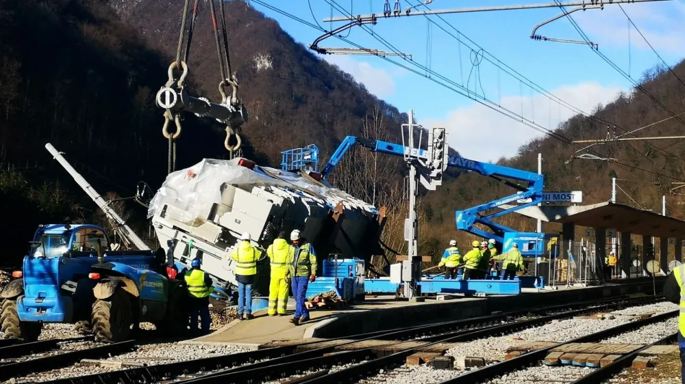 Dvig prevrnjenega transformatorja na železni&scaron;ki postaji v Zidanem Mostu