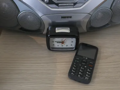 - simbolična fotografija &ndash; starej&scaron;i občani &ndash; starostniki - upokojenci - radio - ura - mobilni telefon<br><br>- 20.01.2023 - SeneCura - Dom starej&scaron;ih občanov Komenda, Juhantova pot 9,<br> <br>//FOTO: Jaka Gasar