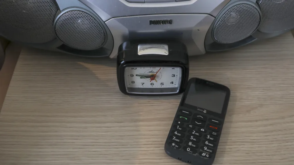 - simbolična fotografija &ndash; starej&scaron;i občani &ndash; starostniki - upokojenci - radio - ura - mobilni telefon<br><br>- 20.01.2023 - SeneCura - Dom starej&scaron;ih občanov Komenda, Juhantova pot 9,<br> <br>//FOTO: Jaka Gasar